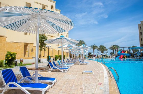 الغردقة : 3 ليالي / 4 أيام في فندق AMC Royal Hotel